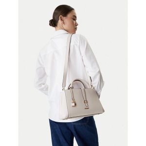Torebka Guess. Białe kuferki Guess, z aplikacjami, bez dodatków. Za 349,99 zł.