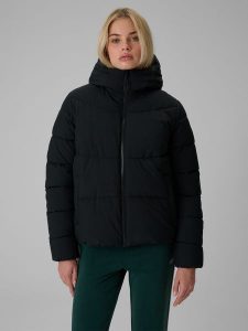 4F Kurtka z wypełnieniem syntetycznym damska - czarna XS. Czarne kurtki 4f, na zimę, s, bez wzorów, z syntetyku, bez kaptura. Za 399,99 zł.