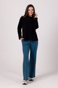 Prosta Bluza z Wysokim Kołnierzem - Czarna. Czarne bluzy MOE, l, bez wzorów, z bawełny, bez kaptura. Za 254,90 zł.