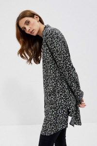 Długa koszula oversize z wiskozy czarna. Czarne koszule MOODO, xs, bez wzorów, z wiskozy, bez kołnierzyka, bez ramiączek. W wyprzedaży za 35,99 zł.