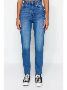 Trendyol Dżinsy - Mom fit - w kolorze niebieskim rozmiar: 38. Niebieskie jeansy Trendyol, bez wzorów, z podwyższonym stanem. Za 96,60 zł.