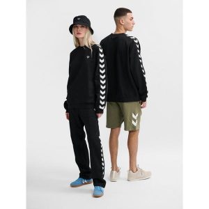 Luźna bluza Hummel Archive. Czarne bluzy Hummel, bez wzorów, bez kaptura. Za 245,50 zł.