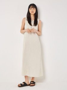 Apricot Sukienka w kolorze kremowym rozmiar: XS. Brązowe sukienki Apricot, na co dzień, xs, bez wzorów, bez kołnierzyka, bez ramiączek, maxi, proste. Za 86,99 zł.