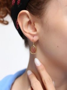 L'Atelier de Gaia Pozłacane kolczyki z kamieniami słonecznymi rozmiar: onesize. Brązowe kolczyki L'Atelier de Gaia, pozłacane. Za 39,99 zł.