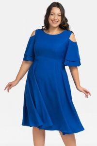 Sukienka rozkloszowana wizytowa z ozdobnymi rękawkami ANALIS chaber. Sukienki KARKO, do pracy, plus size, bez wzorów, z elastanu, biznesowe, bez kołnierzyka, plus size, bez ramiączek, midi, kopertowe. Za 159,50 zł.