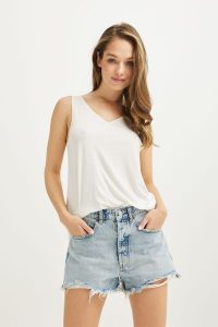TOP LEA MODAL ECRU L - Flawless. Topy Flawless, l, bez wzorów, z elastanu, bez kołnierzyka, bez ramiączek. Za 105,00 zł.