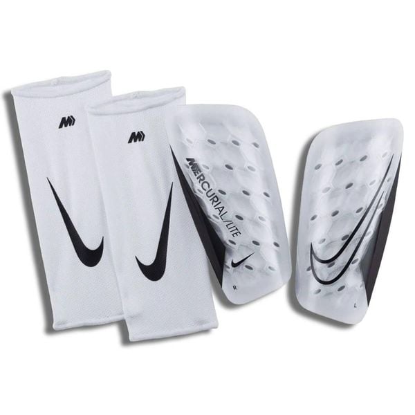 Ochraniacze piłkarskie Nike Mercurial Lite nagolenniki + skarpety kompresyjne. Białe skarpetki Nike, bez wzorów. Za 145,10 zł.