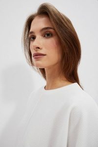 Bluza z wiązaniem w pasie. Bluzy MOODO, l, bez wzorów, z bawełny, bez kaptura. W wyprzedaży za 54,99 zł.
