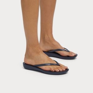 Klapki damskie FitFlop Iqushion Ergonomic TPU. Brązowe klapki FIT FLOP, bez wzorów, z materiału, bez obcasa. Za 227,00 zł.