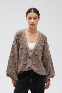 Kardigan zapinany na guziki w kolorze LIGHT BROWN - BUBLE-UNI. Brązowe kardigany Marsala, z jeansu. Za 349,90 zł.