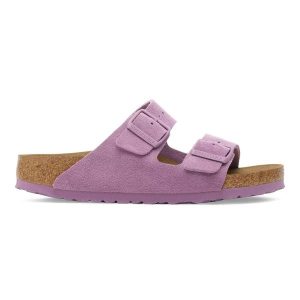 Klapki damskie Birkenstock Arizona Suede Leather. Czerwone klapki Birkenstock, bez wzorów, ze skóry, bez obcasa. Za 469,99 zł.