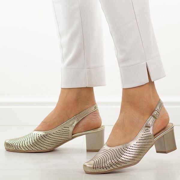 Złote C skórzane Polskie czółenka damskie Deoni D136. Żółte czółenka Deoni, w ażurowe wzory, ze skóry, bez obcasa, na obcasie, bez zapięcia. Za 429,00 zł.