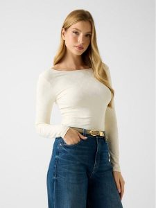 Guess Bluzka W6RP46 KA660 Écru Regular Fit. Bluzki Guess, xs, z aplikacjami, z syntetyku, bez kołnierzyka, bez ramiączek. Za 265,00 zł.