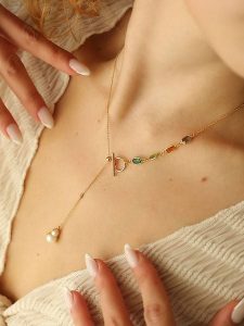 Pierres de Jade Pozłacany naszyjnik z elementami ozdobnymi - dł. 50 cm rozmiar: onesize. Białe naszyjniki Pierres de Jade, z cyrkonią, pozłacane. Za 110,81 zł.