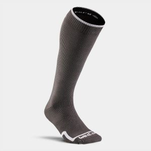 Skarpety narciarskie i snowboardowe dla dorosłych Wedze 100. Skarpetki WED'ZE, bez wzorów, z dzianiny. Za 24,99 zł.