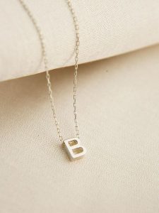 Lodie Silver Srebrny naszyjnik "B" z zawieszką - dł. 43 cm rozmiar: onesize. Szare naszyjniki Lodie Silver, srebrne. Za 56,93 zł.