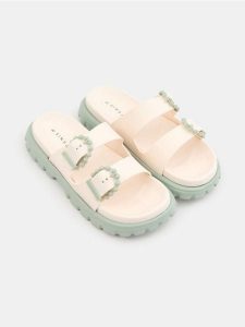 Klapki z dwoma paskami i ozdobnymi klamrami - wielobarwny. Klapki Sinsay, bez wzorów, bez obcasa. Za 39,99 zł.