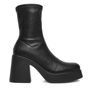 Botki DeeZee. Czarne botki DeeZee, bez wzorów, bez obcasa, na słupku, bez zapięcia. Za 219,99 zł.