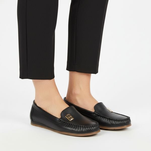 Mokasyny damskie Armodo, cholewka ze skóry naturalnej gładkiej klasyczna wsuwana konstrukcja z delikatnym przeszyciem z przodu subtelny metalowy deta. Czarne półbuty Armodo, z aplikacjami, ze skóry, bez obcasa, bez zapięcia. Za 379,00 zł.