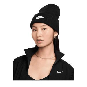 Czapka Zimowa Nike Peak. Czarne czapki Nike, bez wzorów, z materiału, klasyczne. Za 147,80 zł.