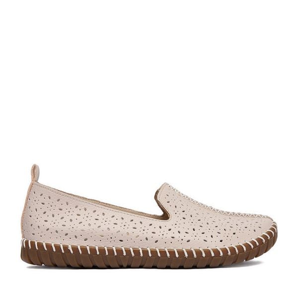 Półbuty Rieker. Czerwone półbuty Rieker, bez wzorów, bez obcasa, na płaskiej podeszwie, bez zapięcia. Za 299,99 zł.