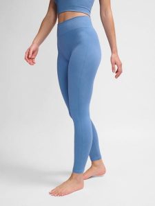 Damskie legginsy bezszwowe Hummel MT Adapt MW. Fioletowe legginsy Hummel, bez wzorów, z dzianiny, z podwyższonym stanem. Za 169,95 zł.
