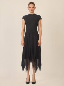 APART Sukienka w kolorze czarnym rozmiar: 46. Czarne sukienki Apart, bez wzorów, z asymetrycznym kołnierzem, bez ramiączek, maxi, asymetryczne. Za 260,99 zł.