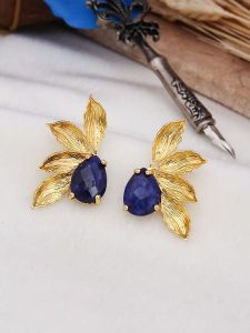 L'Atelier de Gaia Pozłacane kolczyki-wkrętki z szafirem rozmiar: onesize. Niebieskie kolczyki L'Atelier de Gaia, z szafirem, pozłacane. Za 52,99 zł.