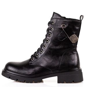 Czarne trapery damskie M.Daszyński 2508-4. Czarne botki M.Daszyński, na jesień, z aplikacjami, ze skóry, z okrągłym noskiem, bez obcasa, bez zapięcia. Za 199,00 zł.