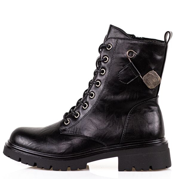 Czarne trapery damskie M.Daszyński 2508-4. Czarne botki M.Daszyński, na jesień, z aplikacjami, ze skóry, z okrągłym noskiem, bez obcasa, bez zapięcia. W wyprzedaży za 185,07 zł.