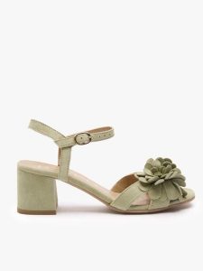 Jasnozielone sandały na obcasie z kwiatem. Zielone sandały Ryłko, bez wzorów, ze skóry, bez obcasa, na obcasie, bez zapięcia. Za 449,99 zł.