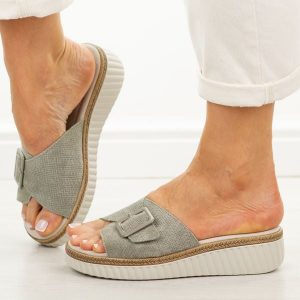 Khaki skórzane klapki damskie S.Barski 7002. Brązowe klapki S.BARSKI, bez wzorów, z jeansu, bez obcasa, na koturnie. Za 229,00 zł.