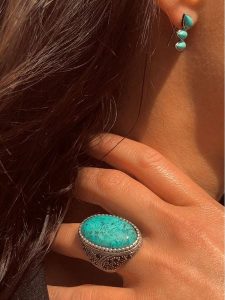 Les Favorites Pozłacane kolczyki-wkrętki z kamieniami ozdobnymi rozmiar: onesize. Żółte kolczyki Les Favorites, pozłacane. Za 86,99 zł.