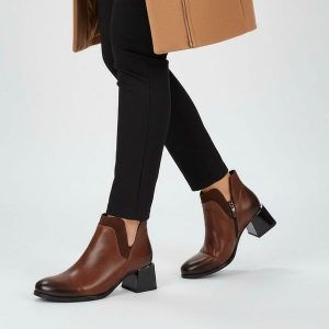 Botki damskie Armodo, na klocku skórzane eleganckie z okrągłym noskiem i na zamek, rude, 60559-S. Brązowe botki Armodo, bez wzorów, z jeansu, z okrągłym noskiem, bez obcasa, na obcasie, bez zapięcia. Za 339,99 zł.