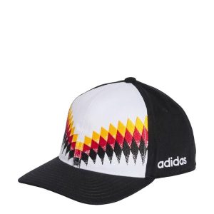 Czapka Niemcy 26 z zatrzaskami z tyłu. Białe czapki ADIDAS, z aplikacjami, z bawełny, eleganckie. Za 119,00 zł.