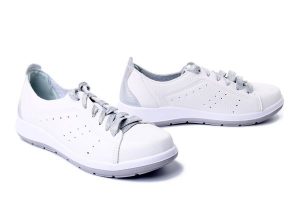 INBLU WG-51 0BS bianco-argent, półbuty damskie. Białe półbuty Inblu, bez wzorów, bez obcasa, bez zapięcia. Za 119,90 zł.