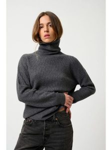 AUTHENTIC CASHMERE Kaszmirowy golf "Roxane" w kolorze antracytowym rozmiar: L. Czarne golfy AUTHENTIC CASHMERE, bez wzorów, z kaszmiru. Za 364,56 zł.