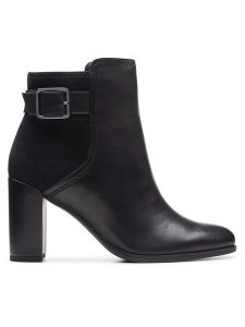 Clarks Botki Freva 85 Buckle 26174749 Czarny. Czarne botki Clarks, bez wzorów, ze skóry, bez obcasa, na słupku, bez zapięcia. Za 539,99 zł.