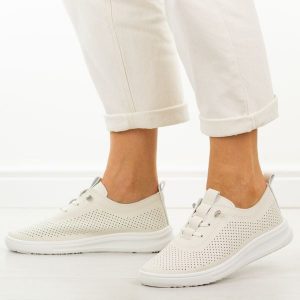 Beżowe ażurowe półbuty damskie Potocki 16366. Brązowe półbuty POTOCKI, na lato, w ażurowe wzory, z dresówki, z okrągłym noskiem, bez obcasa, na płaskiej podeszwie, bez zapięcia. W wyprzedaży za 113,52 zł.