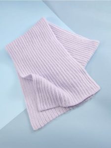 Szalik - fioletowy. Fioletowe szaliki Sinsay, bez wzorów, z materiału. Za 39,99 zł.