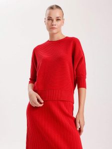 BGN Sweter w kolorze czerwonym rozmiar: 34. Czerwone swetry oversize BGN, bez wzorów, prążkowane, bez ramiączek. Za 65,85 zł.