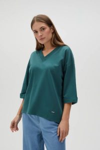 Bluza oversize z dekoltem w serek zielona. Zielone bluzy MOODO, l, bez wzorów, z bawełny, bez kaptura. Za 79,99 zł.