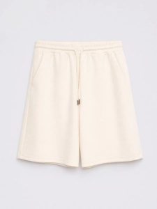 Szorty damskie dresowe z wiskozy kremowe Lunaras 102. Białe szorty Big Star, bez wzorów, z dresówki, eleganckie. Za 119,99 zł.