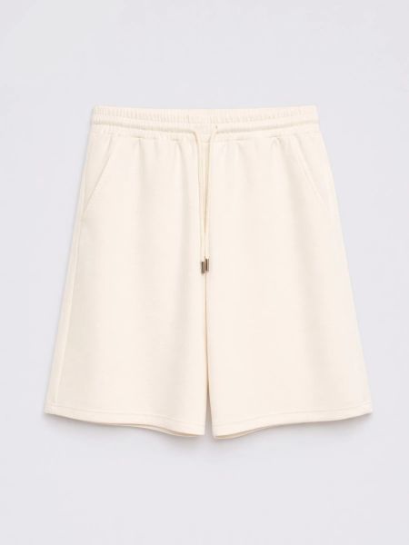 Szorty damskie dresowe z wiskozy kremowe Lunaras 102. Białe szorty Big Star, bez wzorów, z dresówki, eleganckie. Za 119,99 zł.