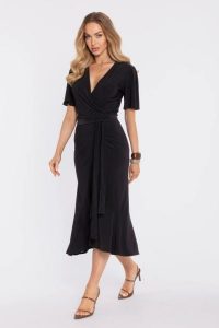 Elegancka sukienka ołówkowa kopertowa z wiązaniem czarna. Czarne sukienki MOE, m, bez wzorów, z dzianiny, eleganckie, z asymetrycznym kołnierzem, bez ramiączek, midi, asymetryczne. Za 319,00 zł.