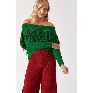 Sweter w kolorze zielonym. Zielone długie swetry marki Robin, z dekoltem w łódkę. W wyprzedaży za 189,95 zł.