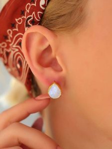 Pierres delicates Pozłacane kolczyki-wkrętki z kamieniami księżycowymi rozmiar: onesize. Białe kolczyki Pierres delicates, z kamieniem księżycowym, pozłacane. Za 39,99 zł.