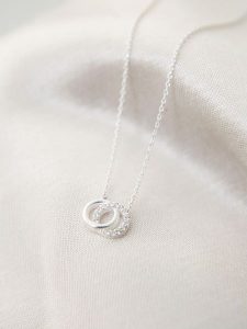 Lodie Silver Srebrny naszyjnik z elementem ozdobnym - dł. 43 cm rozmiar: onesize. Szare naszyjniki Lodie Silver, z cyrkonią, srebrne. Za 74,63 zł.