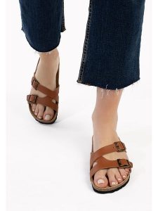 BAYTON Klapki "Cleo" w kolorze karmelowym rozmiar: 36. Brązowe klapki Bayton, bez wzorów, z otwartym noskiem, bez obcasa. Za 100,99 zł.