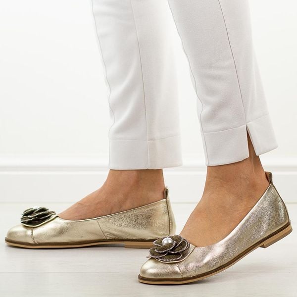 Złote skórzane Polskie półbuty damskie Deoni D047. Żółte półbuty Deoni, na jesień, z aplikacjami, z jeansu, z okrągłym noskiem, bez obcasa, na płaskiej podeszwie, bez zapięcia. Za 439,00 zł.